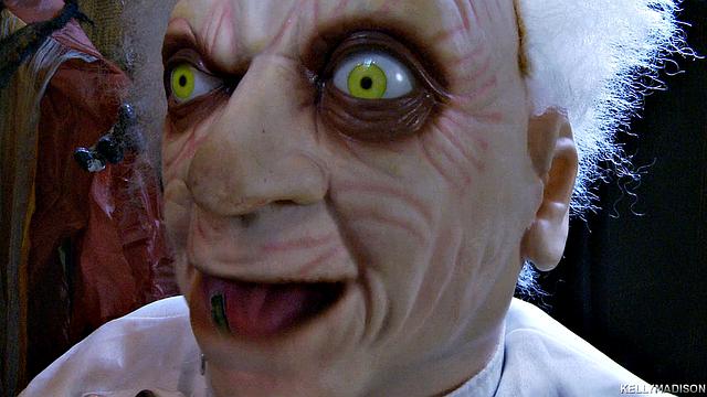 жаркий трах в лаборатории в ночь на хэллоуин