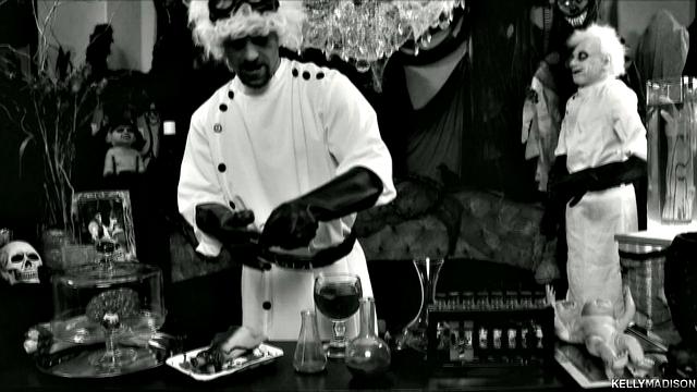 жаркий трах в лаборатории в ночь на хэллоуин