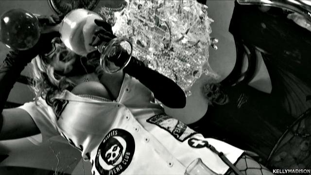 жаркий трах в лаборатории в ночь на хэллоуин