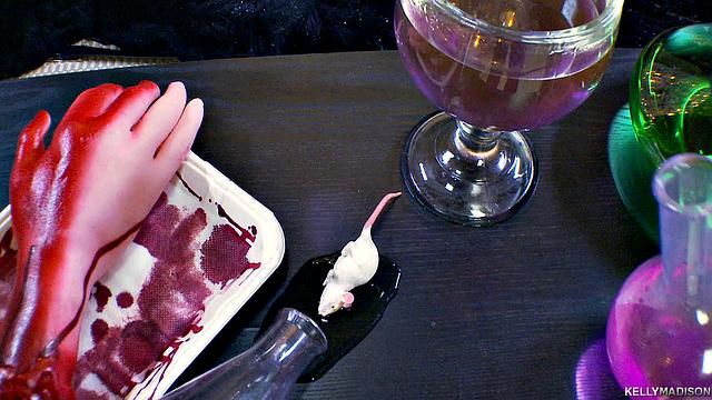 жаркий трах в лаборатории в ночь на хэллоуин