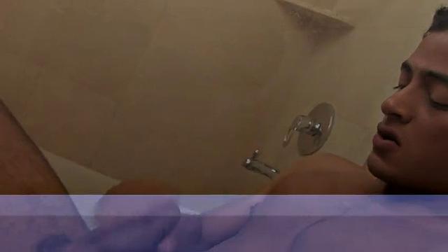 Айдан Круз принимает жёсткий член и стонет от удовольствия