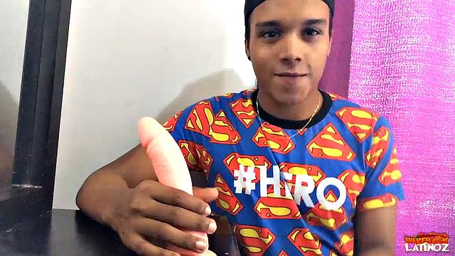 Джейсон Бен дрочит свой большой член и играет с игрушками для геев один на один.