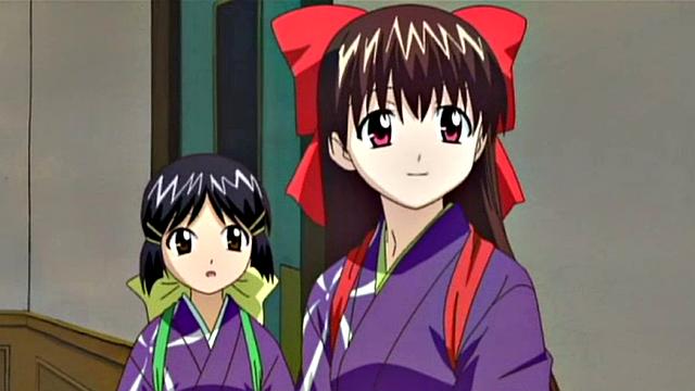 волосатая брюнетка в наручниках получает по полной от дилдо на кровати