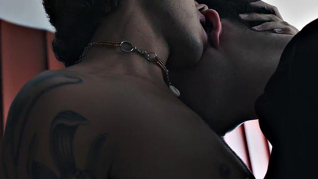 латинский качок получает от волосатого мужика по полной