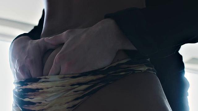 латинский качок получает от волосатого мужика по полной