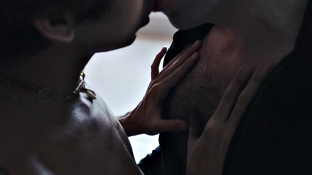 латинский качок получает от волосатого мужика по полной