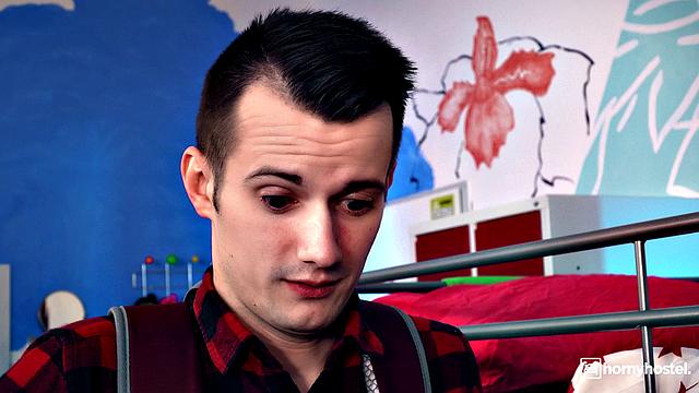 Марилин Кристал превращает скучный хостел в горячий бордель для двоих парней - анальное веселье с сюрпризом, постояльцы довольны, хозяйке не расскажем!