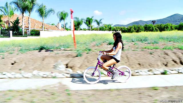 жаркая телка на велике скачет на члене и уходит с лицом в сперме