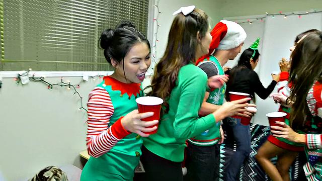 подружки разворачивают друг друга как подарки на рождество