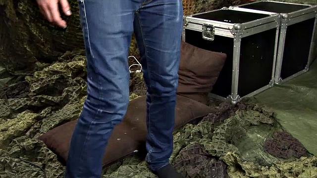 Томаш Кутны дрочит большой член и мощно кончает