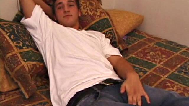 race banner завис на порно и так увлёкся, что член стал главным героем