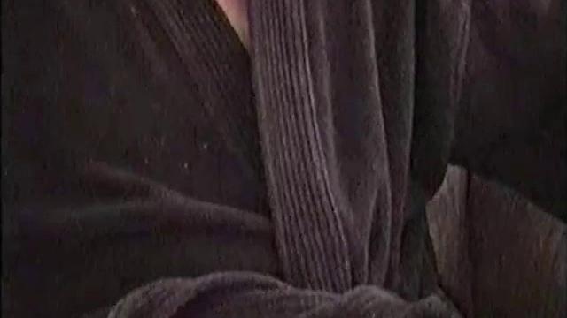 мужик в годах дрочит с юмором и заливает экран спермой