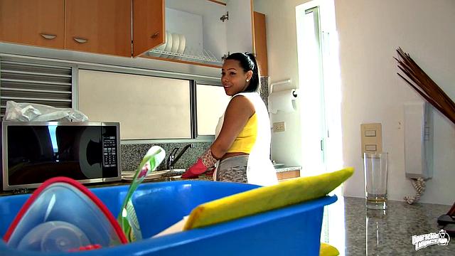 Teen gets facials in MMF three-way