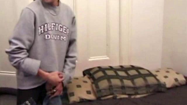 арон майклс дрочит по-взрослому - потом только покрывало меняй