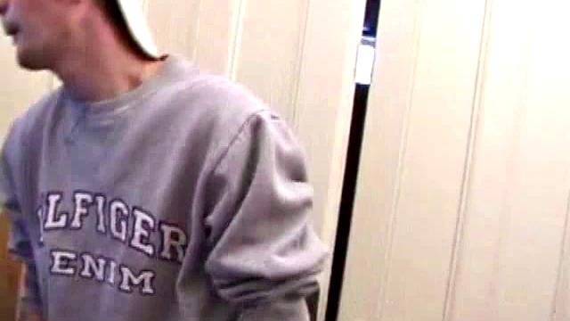 арон майклс дрочит по-взрослому - потом только покрывало меняй