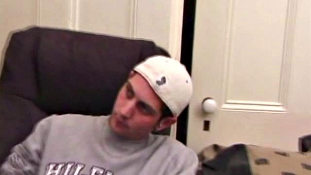 арон майклс дрочит по-взрослому - потом только покрывало меняй