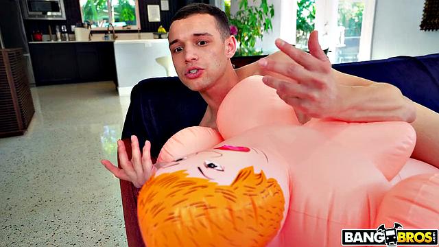 Рейна Делакруз трахает Джонни Лава ради секс-куклы, ревность доводит до оргазма!