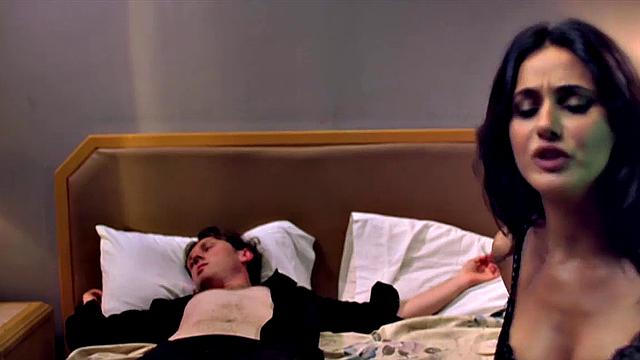 Мила Кунис теряет голову с девушкой в постели