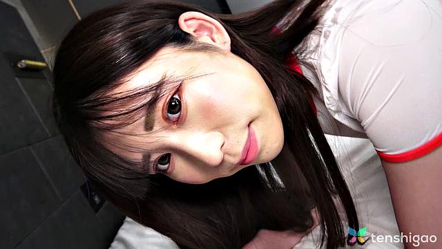 Sexy model Hitomi Kanzaki shows off her bikini body