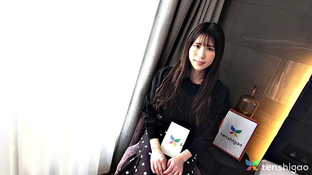 Sexy model Hitomi Kanzaki shows off her bikini body