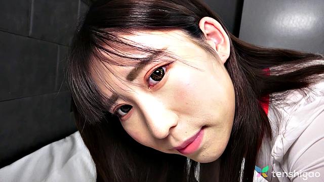 Sexy model Hitomi Kanzaki shows off her bikini body