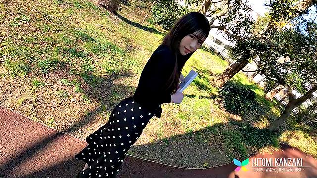 Sexy model Hitomi Kanzaki shows off her bikini body