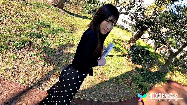 Sexy model Hitomi Kanzaki shows off her bikini body