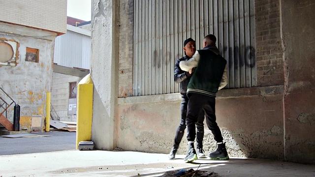 Татуированный качок вспомнил, что мужики - тема, после минета