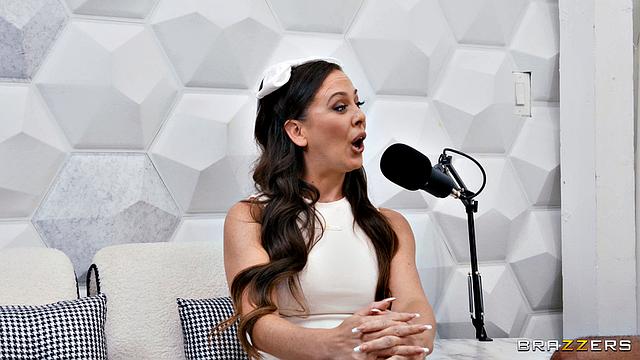 милфа ведёт подкаст, но кончает в жёстком тройничке