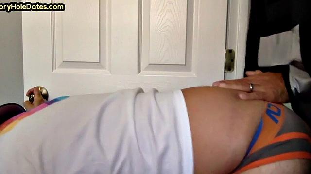 озабоченный дилф сосёт в дыры и умоляет взять его в задницу