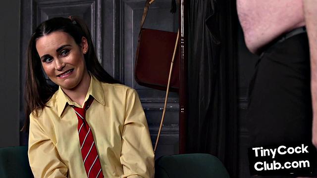 Взрослая студентка унижает профессора и командует в постели.