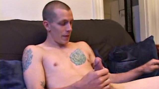 Шейн дрочит жёстко пальцем в жопе и заливает спермой руку