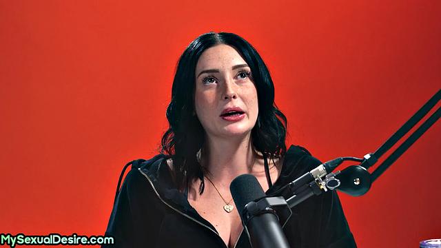 Skinny babe pussytoying in solo