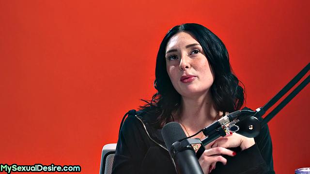 Skinny babe pussytoying in solo