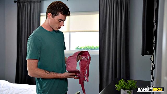 Мачеха застала пасынка за дрочкой на её бельё и решила научить его кончать в неё, а не в носки - жаркий семейный трах с Джоди Джонсон и Джессикой Аарен!