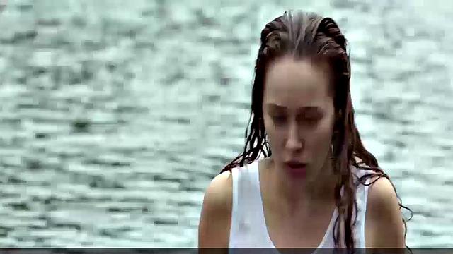 Alycia Debnam Carey exposing body