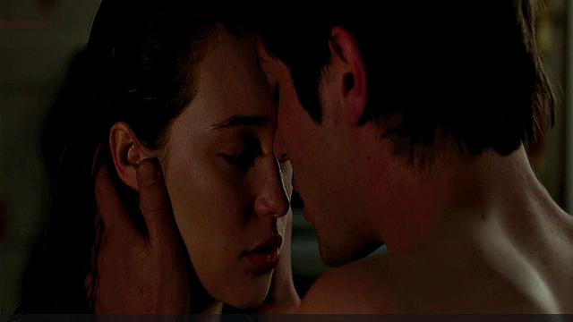 Алисия Дебнам Кэри разжигает страсть, обнажая своё тело