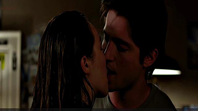 Alycia Debnam Carey exposing body