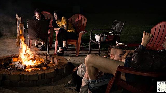 смотри, как Хейзел Пейдж связали и трахнули у костра