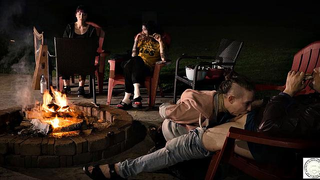 смотри, как Хейзел Пейдж связали и трахнули у костра