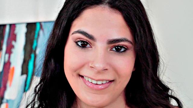 страстная латинка захлебывается членом и не отпускает горло