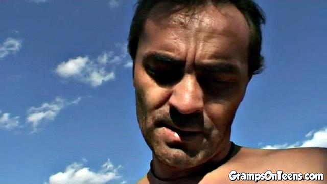 Мисти Мендез натирает сиськи и глубоко трахается дилдо в жопу