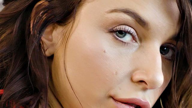 Татуированная брюнетка получает жёстко в анал и киску на кровати