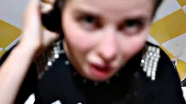 шальная модель тащит в душ - сперму глотает как профи