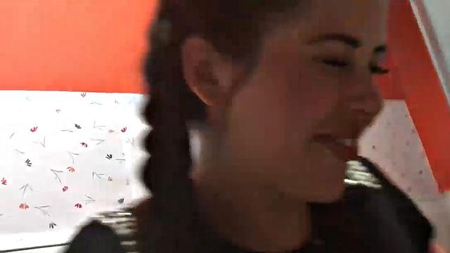 шальная модель тащит в душ - сперму глотает как профи