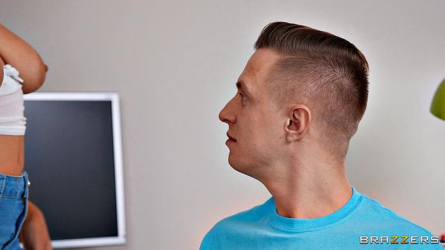 Рокси Синнер решает проучить развратного соседа Алекса Мака хорошим сексом за его шуточки.