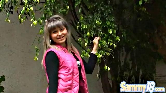 Самми не сдерживает стоны, когда её трахают и вылизывают на природе, сперма льется на лицо!