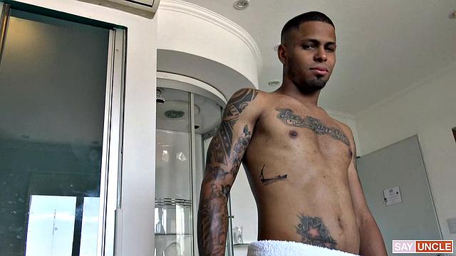 хитрый оператор заманил латинского парня в отель и устроил молочную вечеринку