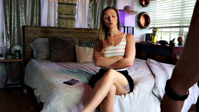 Британская госпожа разносит покорного страстным минетом