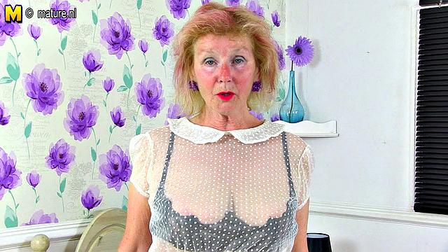 британская зрелая с пирсингом на клиторе дрочит и сосёт член